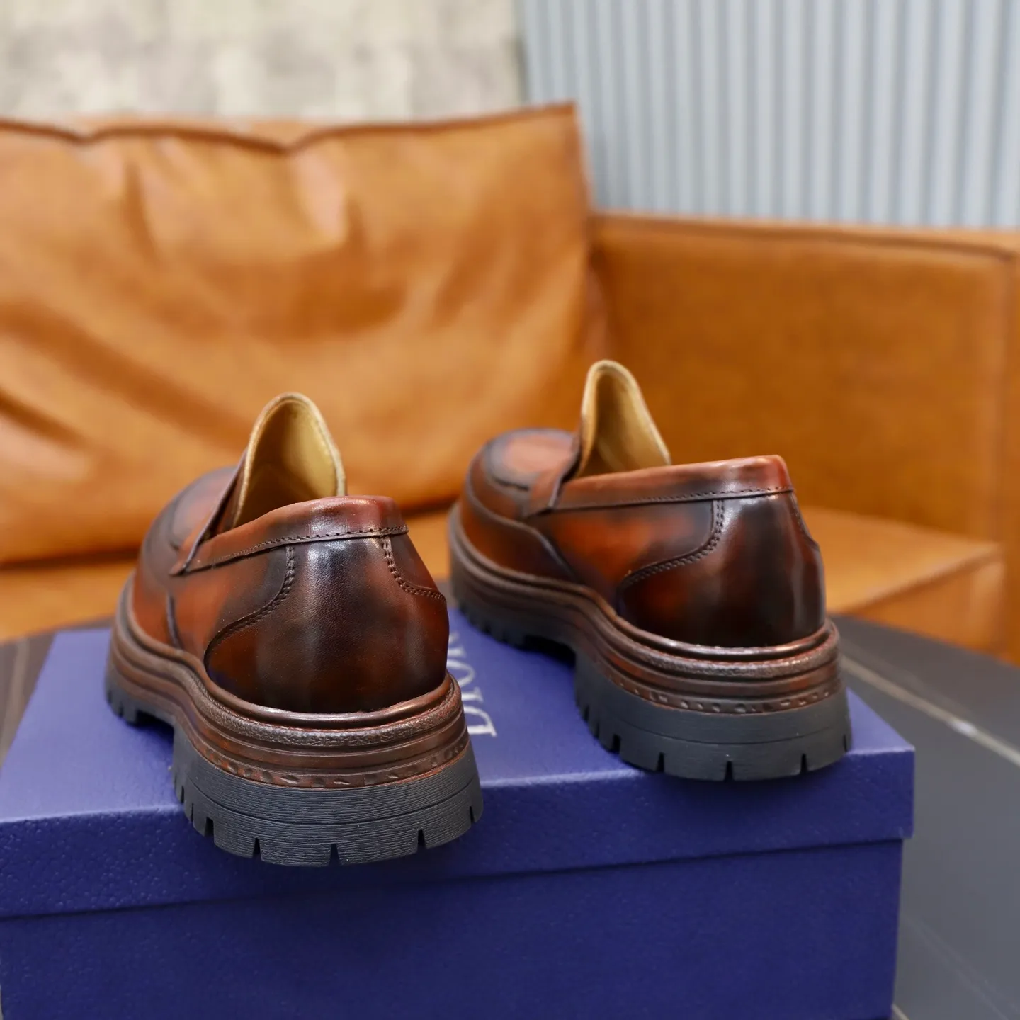 Factory price: 540💰 [Dior] Dior's new casual men's shoes are launched in Hong Kong counters. Official website 1:1 production. Italian washed cowhide + water-dyed leather lining. Designed by European and American masters. Perfect shape to create counter quality, solid color rubber wear-resistant outsole and classic dazzling head! Super versatile and very comfortable. High-end without losing taste, fashionable and novel! ! Absolute focus! 3 colors available! Code number 38-45